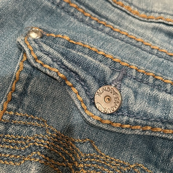 Almost Famous Women’s Denim Low Waisted Can be Short Shorts Size 3 Lightly Used - Picture 10 of 15